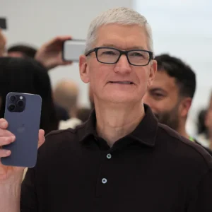 Trump threatens 25 percent tariff on iPhones manufactured overseas
